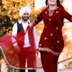 Neeru Bajwa Instagram - ਖ਼ਿਆਲਾਂ ਸਾਡਿਆਂ ‘ਚ ਮਹਿਬੂਬ ਜੀ, ਏਸੇ ਤਰ੍ਹਾਂ ਮਹਿਕਦੇ ਰਿਹੋ ! ਆਸਰਾ ਰਹੂਗਾ ਅਹਿਸਾਸ ਨੂੰ, ਦਿਲਾਂ ਵਿੱਚ ਦਹਿਕਦੇ ਰਿਹੋ ! #𝕸𝖊𝖍𝖇𝖔𝖔𝖇𝕵𝖎 ਮਹਿਬੂਬ ਜੀ محبوب جی #𝕆𝕦𝕥ℕ𝕠𝕨 {The expression of an intense affection💝} 1st song from #𝓢𝓗𝓐𝓨𝓐𝓡 ‎ਸ਼ਾਯਰ شاعر शायर (In Cinema -#𝗔𝗽𝗿𝗶𝗹𝟭𝟵𝘁𝗵𝟮𝟬𝟮𝟰 ) #mehboobji #shayar #satindersartaaj @neerubajwa @udaypratapofficial @jagdeepsinghwarring @thite_santosh @beatministerofficial @arvindchoreographer @speedrecords @sameercharegaonkar @iam_rajowal @omjeegroupofficial @itsneerubajwaentertainment @itskrajofficial