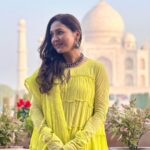 Neeti Mohan Instagram - A Wonderful morning at The Wonder of the world Taj Mahal 🫶🏻🌹