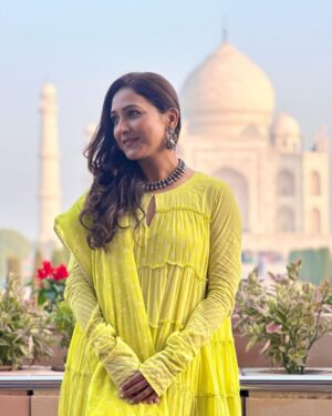 Neeti Mohan Instagram - A Wonderful morning at The Wonder of the world Taj Mahal 🫶🏻🌹