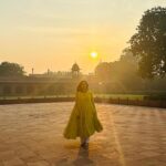 Neeti Mohan Instagram - A Wonderful morning at The Wonder of the world Taj Mahal 🫶🏻🌹