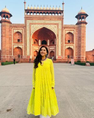 Neeti Mohan Instagram - A Wonderful morning at The Wonder of the world Taj Mahal 🫶🏻🌹