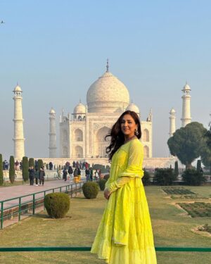 Neeti Mohan Instagram - A Wonderful morning at The Wonder of the world Taj Mahal 🫶🏻🌹