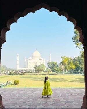 Neeti Mohan Instagram - A Wonderful morning at The Wonder of the world Taj Mahal 🫶🏻🌹