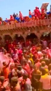 Neeti Mohan Instagram - Aaj Biraj Mein Holi Re Rasiya…… @neetimohan18 @iamjayakishori @raaj_aashoo #vrindavanholi #vrindavan #holi #vrindavandham #mathura #mathuravrindavan #vrindavandiaries #harekrishna #braj #vrindavankrishna #holifestival #radharani #sari #brajkiholi #reels #radhakrishna #iskconvrindavan #karanvigcouture #karanvig #krishna #brajholi #radhakrishnalove #reelsinstagram #idcyeah #sareesofinstagram #meninsaree #sakhi #hori #boysinsaree #sareereels