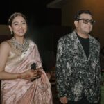 Neeti Mohan Instagram – When the god comes himself to bless the family 🥹🙏🏼 

Thank you @arrahman sir for taking out the time and coming all the way for the wedding celebrations @muktimohan @whokunalthakur 

Felt so complete when blessings came straight from the guru himself 🙌

Family members went a little berserk seeing you though 😂 

Thank you for 8563628384 selfies 🙈

@mohanshakti @nihaarpandya @themadeinheaven 

#KunalKoMiliMukti