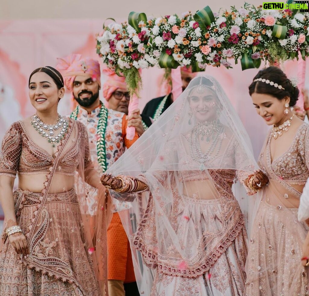 Neeti Mohan Instagram - Overjoyed and Beyond Grateful for such an auspicious occasion in our family. Papa had to miss our wedding due to health reasons but this time, in his presence the wedding felt complete. Thank you God for this 🙏🏼🥹 We feel blessed, as with folded hands we welcome Thakur Family in our lives. Welcome home @whokunalthakur 🌹🫶🏻 Ab tum bhi Mohana gaye ho! Golu! our choti bacchi @muktimohan wishing you a lifetime of happiness, prosperity and love ❤️ Sabka khayaal rakhna aur apna sabse zyaada. Mud ke na dekho Dilbaro 😥 #KunalKoMiliMukti Thank you for capturing these precious moments @themadeinheaven 🫶🏻