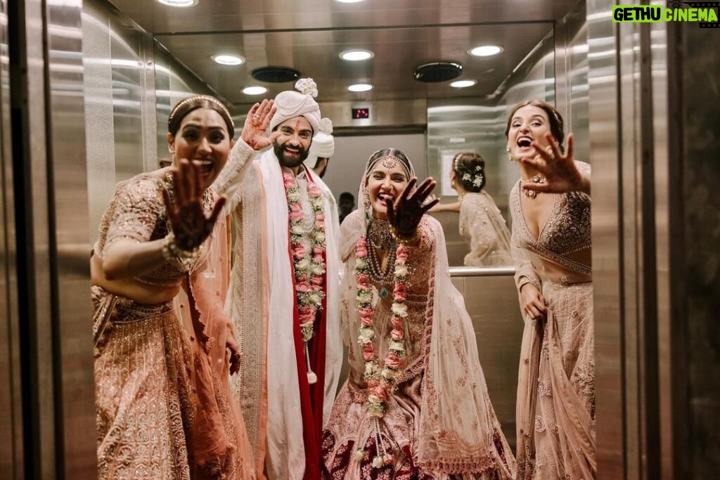 Neeti Mohan Instagram - BRB…. @muktimohan @whokunalthakur just got married ♾️❤️ #KunalKoMiliMukti