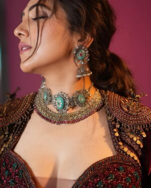 Neeti Mohan Instagram - Royally Ready for #SaReGaMaPa Grand Finale! 

Styling @shreyandurjastyle 

Outfit @marwarcouture @keyalsphere 
Jewellery @sangeetaboochra 

Hair @dwyessh_hairwizard @rasilaravariamua 
Makeup @ritickasjalan 
Photos @souravsharmaofficial