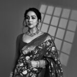 Neeti Mohan Instagram - Noir 🖤 Saree : @sanduk.co Jewellery : @swabhimannjewellery Style : @shreyandurjastyle Hair : @dwyessh_hairwizard @rasilaravariamua Makeup : @ritickasjalan Photos : @souravsharmaofficial