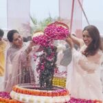 Neeti Mohan Instagram – #AajBirajMeinHoliReRasiya Coming soon, a divine tune to elevate your Holi festivities 🌺🎶

#tseries #BhushanKumar  @iamjayakishori @neetimohan18 @raaj_aashoo @iamseepijha @lovesh_nagar @akshitamudgal @sammeerdeshpande @wadkekeni @neelammuntashir @aditude__ @official_mmentertainment