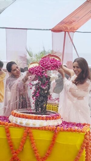 Neeti Mohan Instagram - #AajBirajMeinHoliReRasiya Coming soon, a divine tune to elevate your Holi festivities 🌺🎶

#tseries #BhushanKumar  @iamjayakishori @neetimohan18 @raaj_aashoo @iamseepijha @lovesh_nagar @akshitamudgal @sammeerdeshpande @wadkekeni @neelammuntashir @aditude__ @official_mmentertainment