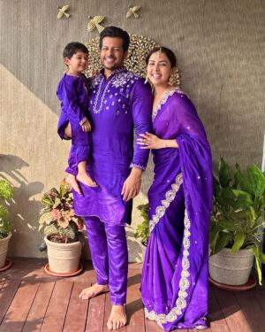 Neeti Mohan Instagram - Pur-Pal Happiness 💜

Wishing everyone Love,Light and Prosperity 🪔✨

#HappyDiwali #TreeOfLife 

Styled by @shreyandurjastyle 

Thank you for this amazing custom look @nehagursahani.india @offbeatmediain 

Jewellery @kushalsfashionjewellery @rubans.in