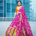 Neeti Mohan Instagram - Feeling like a पटाका 💥 #HappyDhanteras #HappyDiwali @sihali_jageer @shreyandurjastyle @dwyessh_hairwizard @ritickasjalan @aaliyahussainhairmakeupcreator
