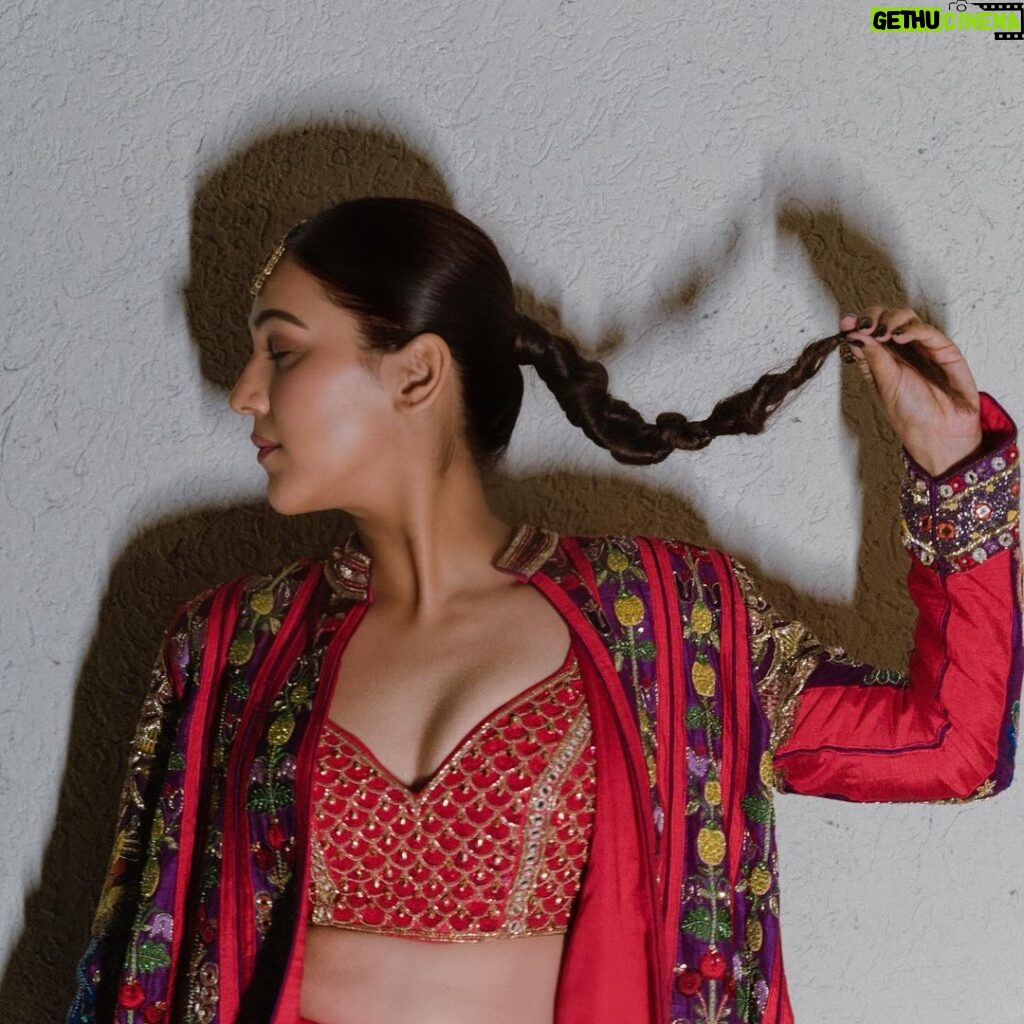 Neeti Mohan Instagram - Before 🎤📸 👀 Styling @shreyandurjastyle Outfit @anishashettyofficial Jewellery @kushalsfashionjewellery Glam @ritickasjalan 📸 @rahatmakhani Udaipur, Rajasthan