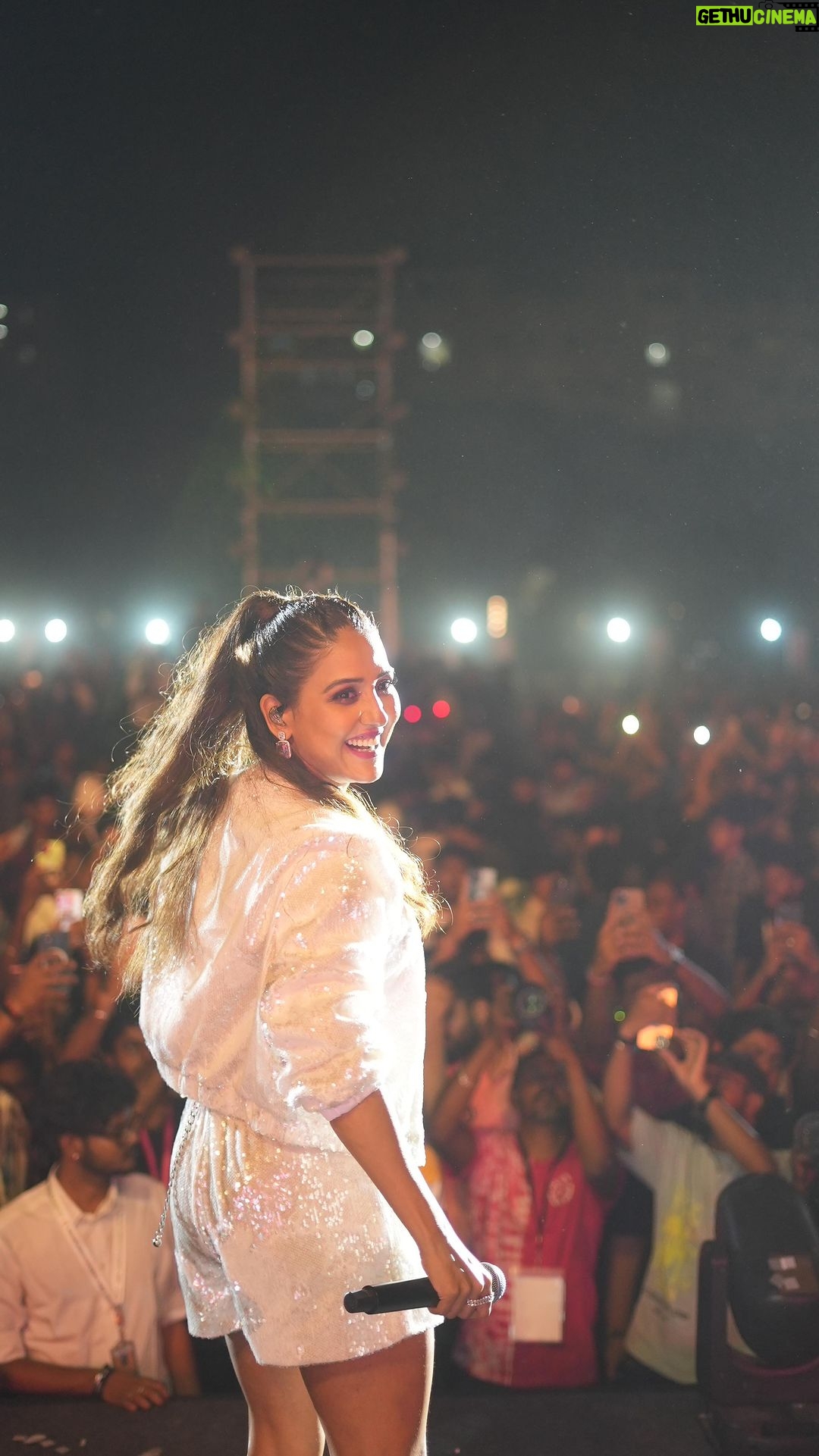 Neeti Mohan Instagram - Same college different cities SRM chennai and AP!!! An absolute pleasure to have sung for you all. Shine bright you All β¨ ππ«Άπ» @srmuniversityofficial @srmuap.infinitus @srmuap @srmist_dsa @srmist_milan @tribevibe.live @amit_thosar @hellyvasavada @denzil.mathias @anithadkar @bassmyna @akshay.menon.official @samit.pednekar @rohann_197 @shanemacwan @kshamata_surve @_shirlyyy_ @khushii_parmar03 @ritickasjalan @rahulonthedrums @kunal_ahuja16 @mishraontherun @kushchawda26 π₯ @souravsharmaofficial