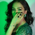 Neeti Mohan Instagram – “Baithe Baithe kya karein …..” 

…aage kya ? 

Best ones get a green heart 💚 in the comment section 😜

Styling @shreyandurjastyle 

Outfit @palakkhajanchi 
Earrings @artjoules 

Glam team @dwyessh_hairwizard @rasilaravariamua @ritickasjalan 
Photos @souravsharmaofficial