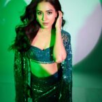 Neeti Mohan Instagram - “Baithe Baithe kya karein …..” …aage kya ? Best ones get a green heart 💚 in the comment section 😜 Styling @shreyandurjastyle Outfit @palakkhajanchi Earrings @artjoules Glam team @dwyessh_hairwizard @rasilaravariamua @ritickasjalan Photos @souravsharmaofficial