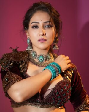 Neeti Mohan Instagram - Royally Ready for #SaReGaMaPa Grand Finale! 

Styling @shreyandurjastyle 

Outfit @marwarcouture @keyalsphere 
Jewellery @sangeetaboochra 

Hair @dwyessh_hairwizard @rasilaravariamua 
Makeup @ritickasjalan 
Photos @souravsharmaofficial