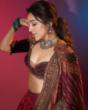 Neeti Mohan Instagram - Royally Ready for #SaReGaMaPa Grand Finale! 

Styling @shreyandurjastyle 

Outfit @marwarcouture @keyalsphere 
Jewellery @sangeetaboochra 

Hair @dwyessh_hairwizard @rasilaravariamua 
Makeup @ritickasjalan 
Photos @souravsharmaofficial