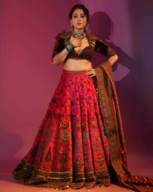 Neeti Mohan Instagram - Royally Ready for #SaReGaMaPa Grand Finale! 

Styling @shreyandurjastyle 

Outfit @marwarcouture @keyalsphere 
Jewellery @sangeetaboochra 

Hair @dwyessh_hairwizard @rasilaravariamua 
Makeup @ritickasjalan 
Photos @souravsharmaofficial