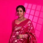 Neeti Mohan Instagram - Pink ….ish 💕 Saree : @sanduk.co Jewellery : @swabhimannjewellery Style : @shreyandurjastyle Hair : @dwyessh_hairwizard @rasilaravariamua Makeup : @ritickasjalan Photos : @souravsharmaofficial