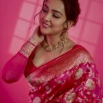 Neeti Mohan Instagram - Pink ….ish 💕 Saree : @sanduk.co Jewellery : @swabhimannjewellery Style : @shreyandurjastyle Hair : @dwyessh_hairwizard @rasilaravariamua Makeup : @ritickasjalan Photos : @souravsharmaofficial
