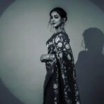 Neeti Mohan Instagram - Noir 🖤 Saree : @sanduk.co Jewellery : @swabhimannjewellery Style : @shreyandurjastyle Hair : @dwyessh_hairwizard @rasilaravariamua Makeup : @ritickasjalan Photos : @souravsharmaofficial