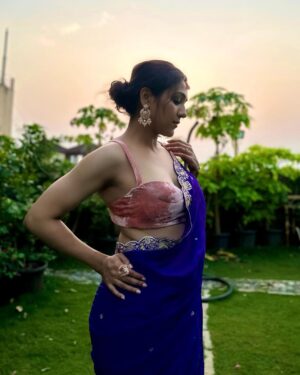 Neeti Mohan Instagram - Pur-Pal Happiness 💜

Wishing everyone Love,Light and Prosperity 🪔✨

#HappyDiwali #TreeOfLife 

Styled by @shreyandurjastyle 

Thank you for this amazing custom look @nehagursahani.india @offbeatmediain 

Jewellery @kushalsfashionjewellery @rubans.in