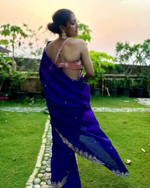 Neeti Mohan Instagram - Pur-Pal Happiness 💜

Wishing everyone Love,Light and Prosperity 🪔✨

#HappyDiwali #TreeOfLife 

Styled by @shreyandurjastyle 

Thank you for this amazing custom look @nehagursahani.india @offbeatmediain 

Jewellery @kushalsfashionjewellery @rubans.in