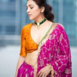 Neeti Mohan Instagram - Feeling like a पटाका 💥 #HappyDhanteras #HappyDiwali @sihali_jageer @shreyandurjastyle @dwyessh_hairwizard @ritickasjalan @aaliyahussainhairmakeupcreator