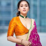 Neeti Mohan Instagram - Feeling like a पटाका 💥 #HappyDhanteras #HappyDiwali @sihali_jageer @shreyandurjastyle @dwyessh_hairwizard @ritickasjalan @aaliyahussainhairmakeupcreator