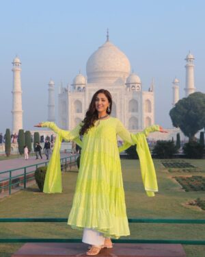 Neeti Mohan Instagram - A Wonderful morning at The Wonder of the world Taj Mahal 🫶🏻🌹