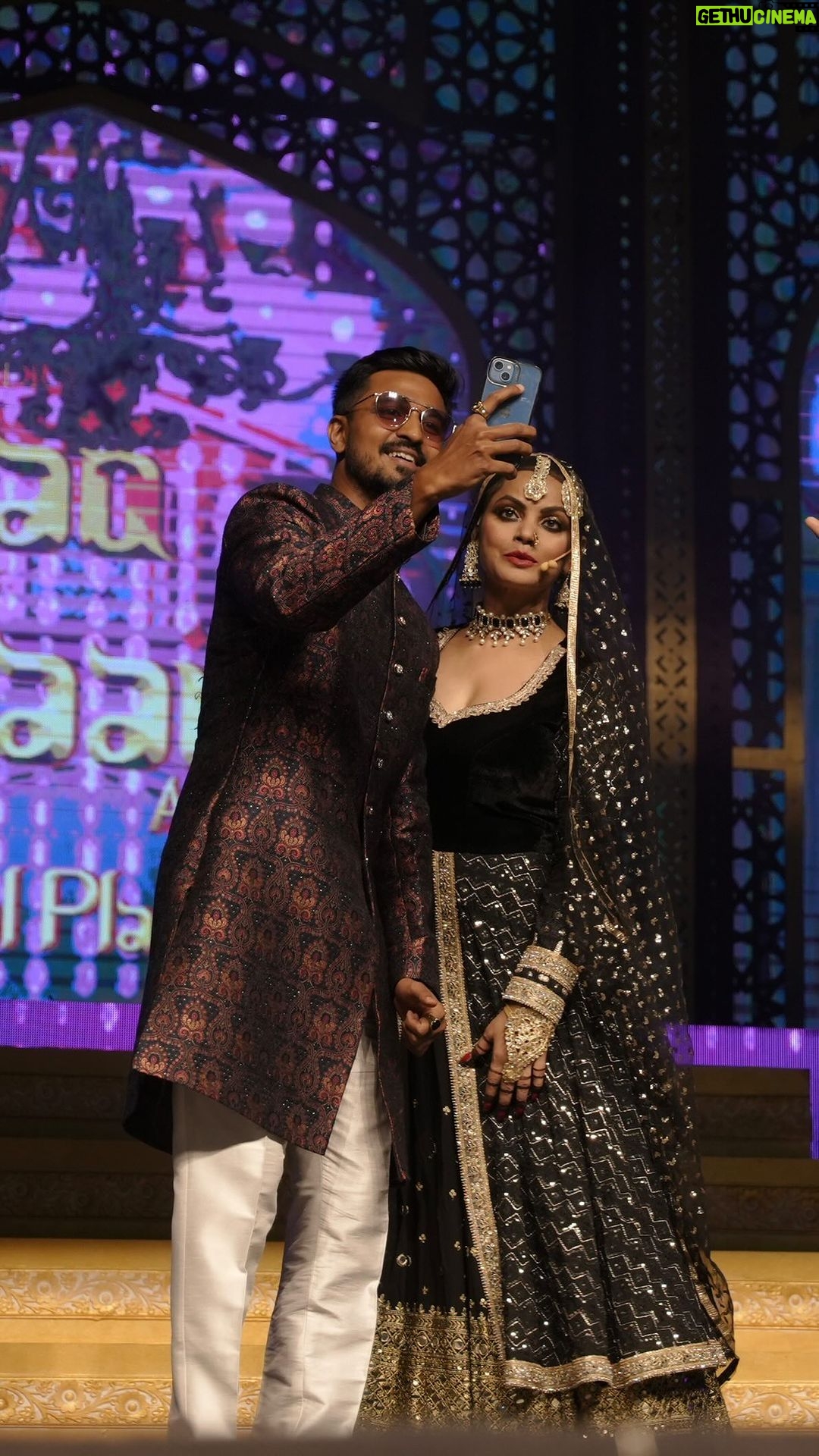 Neetu Chandra Instagram - 'Umrao Jaan Ada’ unfolded its mesmerizing tale in a spectacular open-air premiere. Honored to be the host for WORLD PREMIER SHOW held in Ahmedabad Unforgettable moment @nituchandrasrivastava watching her live Thank you @parthmshah for the opportunity ✨ Production @meit23shah Director @rajeev.goswami Video @ada.enter Styled by @ishita.fashionista . . . . #anchor #host #emcee #umraojaan