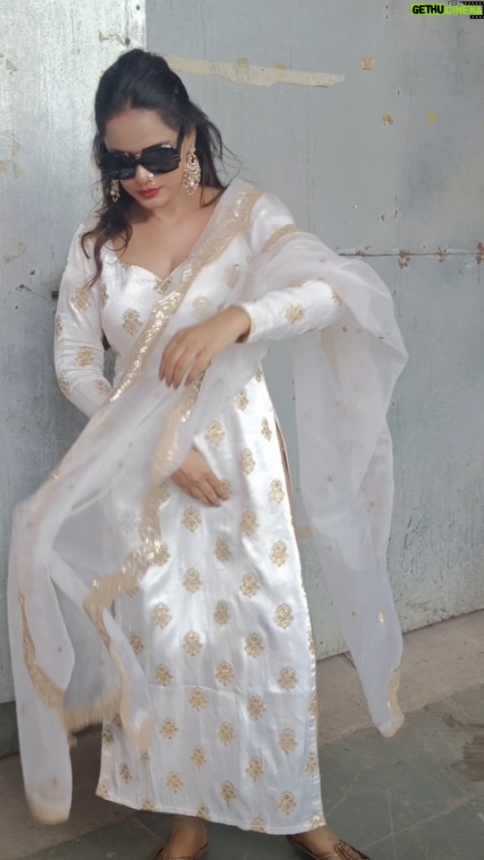 Neetu Chandra Instagram - #NeetuChandra promises to slay as Umrao Jaan as she was spotted rehearsing with director #RajeevGoswami for the upcoming musical show ‘Umrao Jaan Ada’ #neetuchandra #neetuchandrahot #neetuchandrafansclub #neetuchandraa #neetuchandra @nituchandrasrivastava