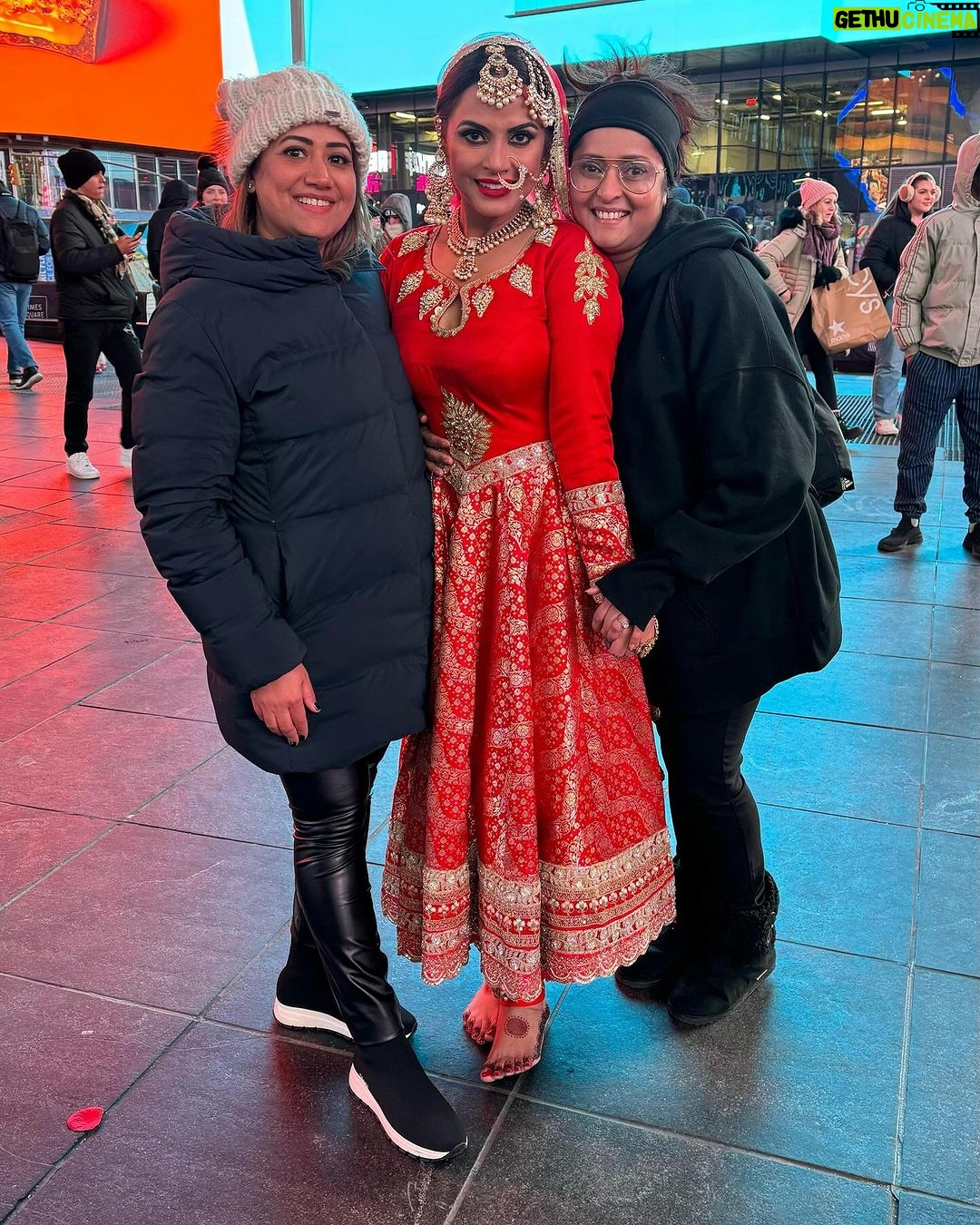 Neetu Chandra Instagram - Incredible dance performance on Time Square New York !!! @nituchandrasrivastava you nailed it !! @meit23shah & @rajeev.goswami good luck for the show looking forward. Lead actress @nituchandrasrivastava Hair Makeup styling @iamnighatkhan Pictures and video @flashbrushproduction : : : #makeupartist #makeupforshooting #bollywoodsongs #bollywoodstyle #bollywooddance #makeupartistsworldwide #celebrity #celebritystyle #fyp #fypシ #viral #instalike . Times Square, New York City