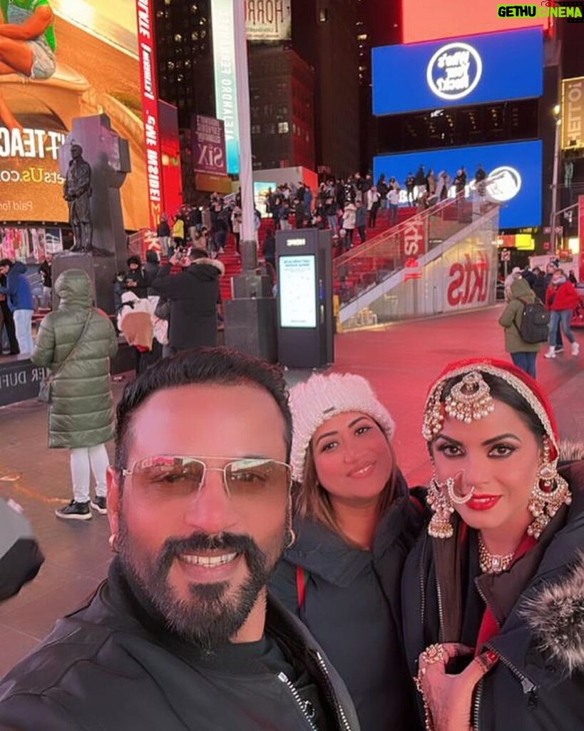 Neetu Chandra Instagram - Incredible dance performance on Time Square New York !!! @nituchandrasrivastava you nailed it !! @meit23shah & @rajeev.goswami good luck for the show looking forward. Lead actress @nituchandrasrivastava Hair Makeup styling @iamnighatkhan Pictures and video @flashbrushproduction : : : #makeupartist #makeupforshooting #bollywoodsongs #bollywoodstyle #bollywooddance #makeupartistsworldwide #celebrity #celebritystyle #fyp #fypシ #viral #instalike . Times Square, New York City