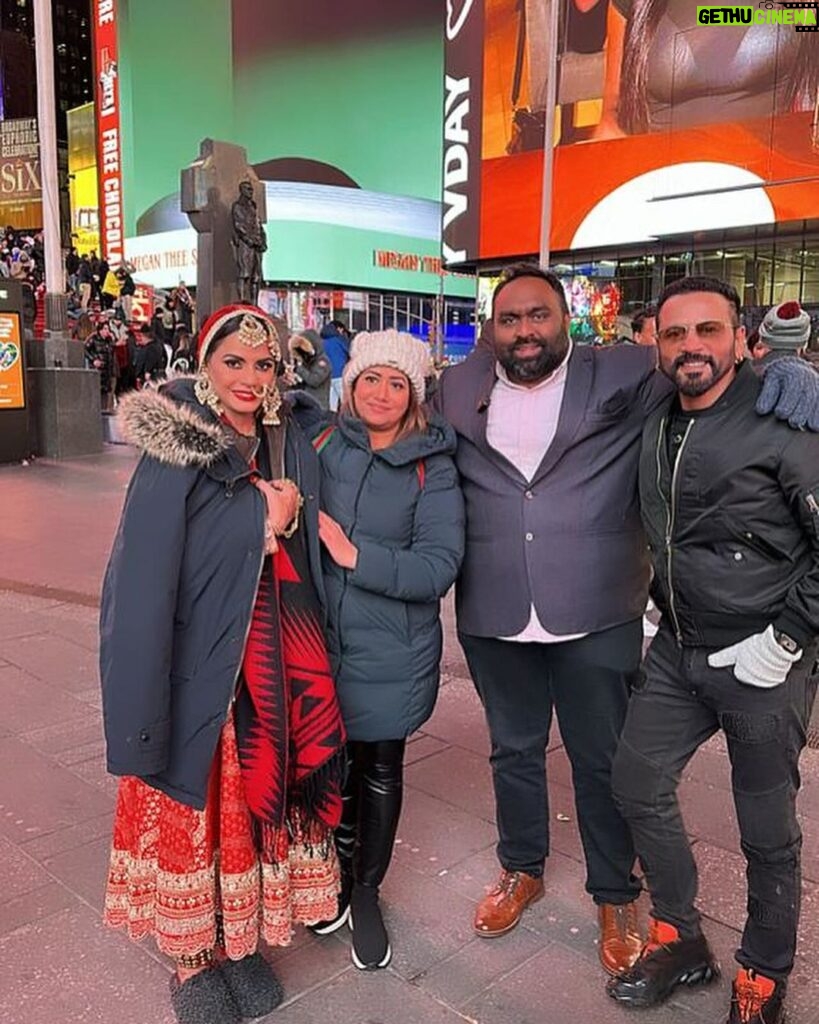 Neetu Chandra Instagram - Incredible dance performance on Time Square New York !!! @nituchandrasrivastava you nailed it !! @meit23shah & @rajeev.goswami good luck for the show looking forward. Lead actress @nituchandrasrivastava Hair Makeup styling @iamnighatkhan Pictures and video @flashbrushproduction : : : #makeupartist #makeupforshooting #bollywoodsongs #bollywoodstyle #bollywooddance #makeupartistsworldwide #celebrity #celebritystyle #fyp #fypシ #viral #instalike . Times Square, New York City