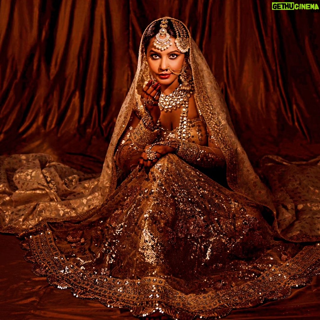 Neetu Chandra Instagram - Ye unke liye, jinke liye hum bane hai... "Humne Sukuun kaha, apne Jaan kaha, Humne mohabaat kaha, apne Mehtab kaha, Humare tou guruur hai aap... apne kya sirf suruur samjha, Aapka yu dekhna aur mera idhar udhar dekhna, Apka meri hasi par bebaak hasna, haste rahiye, acha lagta hai" ❤️ Aa rahe hai aap sab se milne.. Aapki UMRAO JAAN ADA Ramadan Mubarak! @umraojaan @meit23shah @rajeev.goswami @irfanksiddiqui @osmanwatali @rohit_pachauri @piloovidyarthi @official_vermaraman @krishnakaliofficial @rattandeepsingh_ @sharmasadhika @gravityzeroent @bluewaves.event #northamerica #musical #live #Umraojaanada #newjersey #orlando #chicago #dallas #washington #dc #Atlanta #raleigh #boston #houston