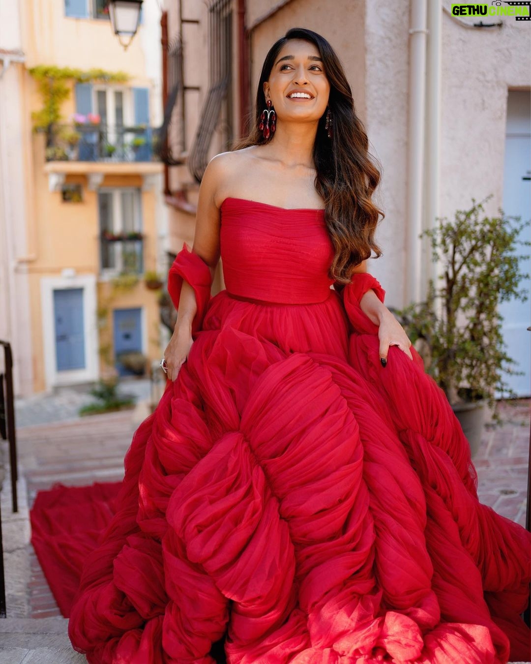 Niharika Nm Instagram - Lookin for a fool to give me a phool ๐น (Also, sorry for spamming yโall w this look but one last set of pictures okay? Ly Ty ๐) Wearing custom @shantanunikhil Jewelry @anayah_jewellery Styled by @anaitashroffadajania Assisted by @neonasanjaybahri Shot by @vivianambrose