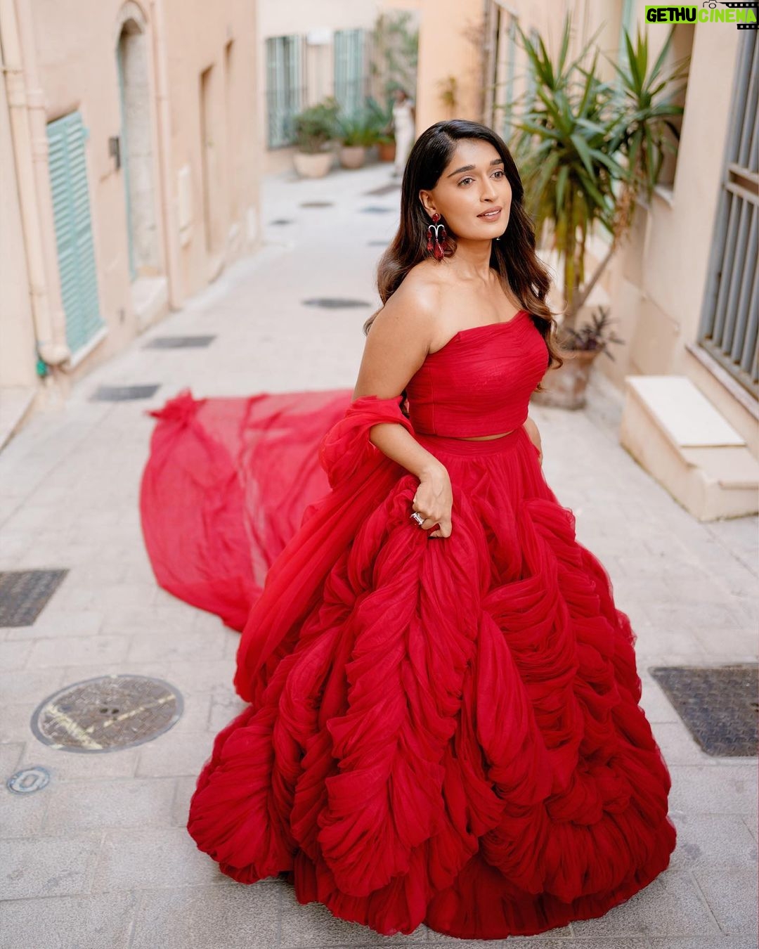 Niharika Nm Instagram - Lookin for a fool to give me a phool ๐น (Also, sorry for spamming yโall w this look but one last set of pictures okay? Ly Ty ๐) Wearing custom @shantanunikhil Jewelry @anayah_jewellery Styled by @anaitashroffadajania Assisted by @neonasanjaybahri Shot by @vivianambrose