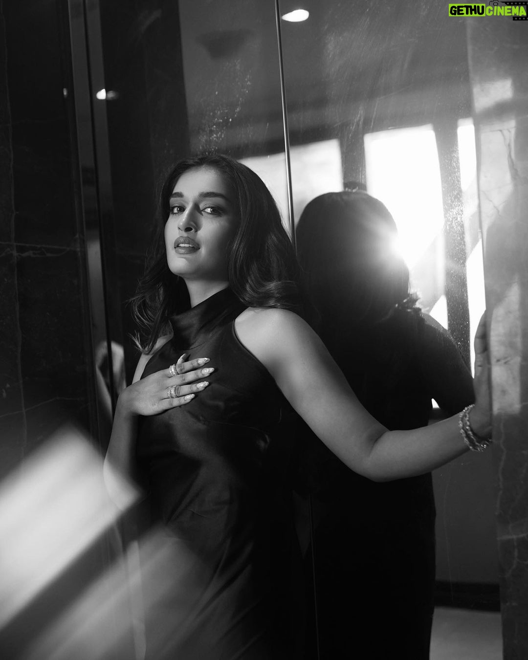 Niharika Nm Instagram - About last night ✨ Also, @madhuridixitnene ma’am you have fully made me blush 🥰 It was an honour to receive the award from you. 🥺 Jewelry @karishma.joolry MUA @sakhshisabhaney_makeup Hair @salechav Shot by @sairaj_prashant_parab