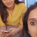 Nikhila Vimal Instagram - പ്രകാശ് ന്റെ ഫ്രണ്ട് ആണ്.....ഞങ്ങള് കൈച്ചിലാവാനുള്ള പ്ലാനിങ്ങിൽ ആണ് 😂😂 #shootfun #planing #getsetbaby #location #caravan #nikhila #nikhilavimal❤️😍 #kochi #kerala #reelskerala #celebrity #surabhilakshmi #friendship #ithrokkemathi Kakkanad