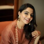 Nikhila Vimal Instagram - Stay golden 🧡 @zuleiha_by_shehazeen @styledbysmiji @femy_antony__ @athul_krishna________