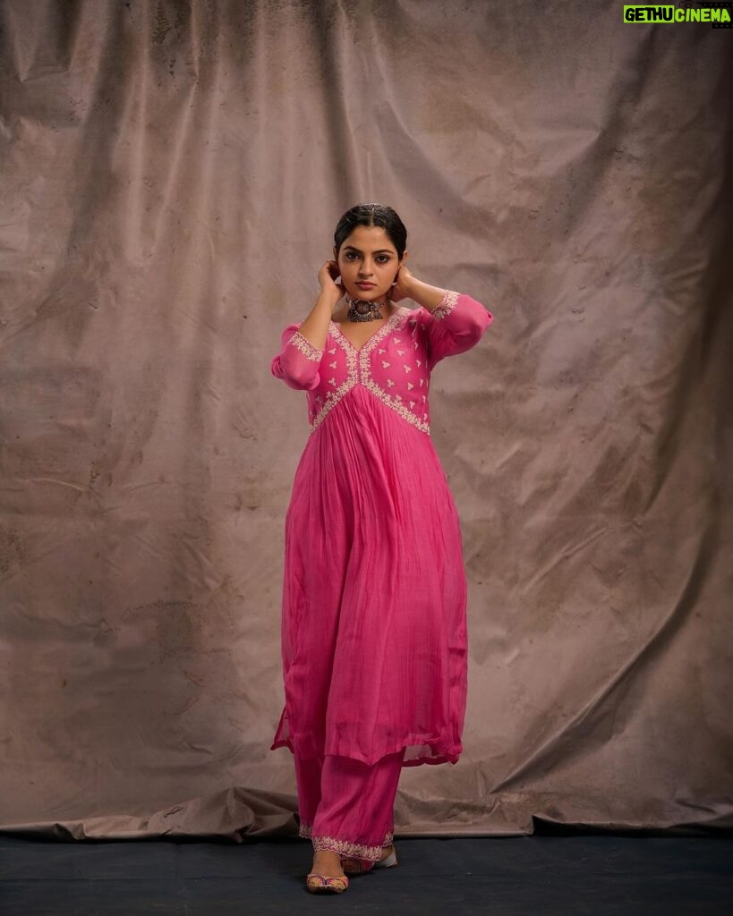 Nikhila Vimal Instagram - Me again💫 Photography & post production @plan.b.actions @jibinartist Styling - @Styledbysmiji Makeup -@Femyantony Outfit- @charumakkar Camera team @dayonphotos @abishek_ps @nijunair_