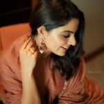 Nikhila Vimal Instagram - Stay golden 🧡 @zuleiha_by_shehazeen @styledbysmiji @femy_antony__ @athul_krishna________
