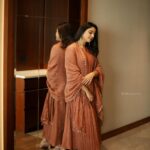 Nikhila Vimal Instagram - Stay golden 🧡 @zuleiha_by_shehazeen @styledbysmiji @femy_antony__ @athul_krishna________