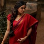 Nikhila Vimal Instagram - ❤️ Photography & post production @plan.b.actions @jibinartist Makeup - @femy_antony__ Styling - @styledbysmiji Saree - @cliosilk Jewellery - Sangeetha gold and diamonds Camera team @dayonphotos @abishek_ps @nijunair_