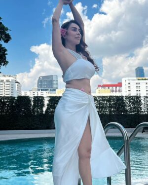 Nikita Rawal Instagram - Soft landing in 2024 ❤️💓
#nikitarawal

#2024 #newyear #selflove #white #pool #waterbaby
