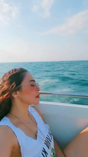 Nikita Rawal Instagram - Lazy lamhain ❤️
#lazy #weekand #sea #seababy