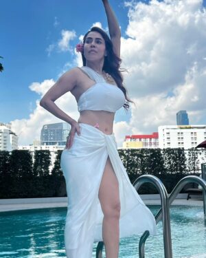 Nikita Rawal Instagram - Soft landing in 2024 ❤️💓
#nikitarawal

#2024 #newyear #selflove #white #pool #waterbaby